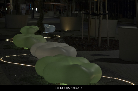 Hajdúszoboszló esti fényei és szobrai.-stock-foto