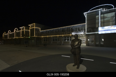 Hajdúszoboszló esti fényei és szobrai.-stock-foto