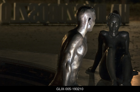 Hajdúszoboszló esti fényei és szobrai.-stock-foto