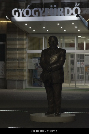 Hajdúszoboszló esti fényei és szobrai.-stock-foto