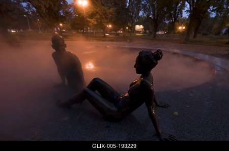 Hajdúszoboszló esti fényei és szobrai.-stock-foto