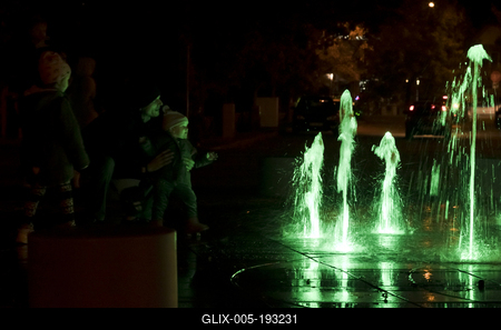 Hajdúszoboszló esti fényei és szobrai.-stock-foto