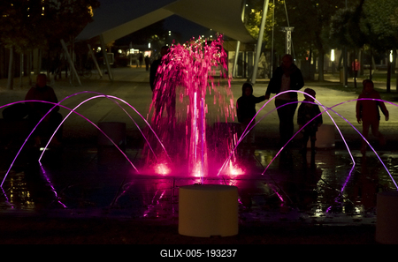 Hajdúszoboszló esti fényei és szobrai.-stock-foto