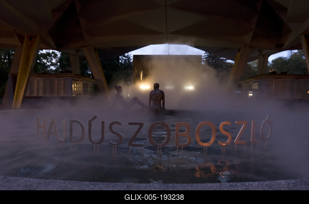 Hajdúszoboszló esti fényei és szobrai.-stock-foto