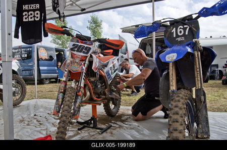 ELITE MOTOCROSS MAGYAR BAJNOKSÁG III. FORDULÓ Tápióbicskén-stock-foto