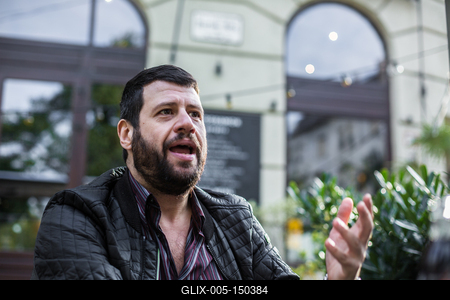 Puzsér Róbert interjú-stock-foto