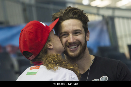 Hosszú Katinka (b) és Shane Tusup edző-férje a Hosszú Katinka netanyai rövidpályás úszó Európa-bajnokságon.-stock-foto