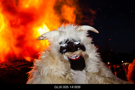 MOHACS, HUNGARY - FEBRUARY 17: Unidentified people in mask participants at the Mohacsi Busojaras, it is a carnival for spring greetings) February 17, 2015 in Mohacs, Hungary.-stock-foto