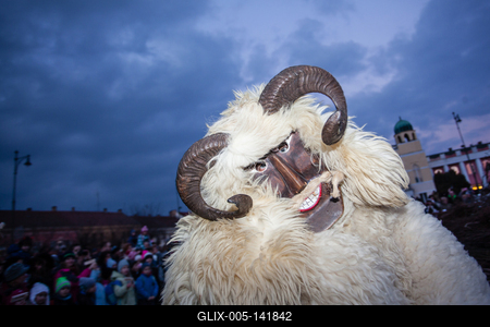 MOHACS, HUNGARY - FEBRUARY 17: Unidentified people in mask participants at the Mohacsi Busojaras, it is a carnival for spring greetings) February 17, 2015 in Mohacs, Hungary.-stock-foto