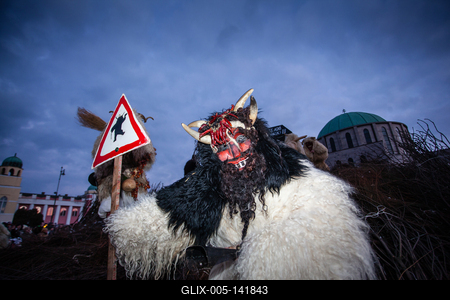 MOHACS, HUNGARY - FEBRUARY 17: Unidentified people in mask participants at the Mohacsi Busojaras, it is a carnival for spring greetings) February 17, 2015 in Mohacs, Hungary.-stock-foto