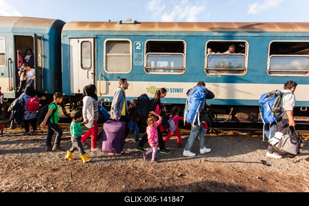 GYEKENYES- OCTOBER 5 : War refugees at the Gyekenyes Zakany Railway Station on 5 October 2015 in Gyekenyes, Hungary. Refugees are arriving constantly to Hungary on the way to Germany.-stock-foto