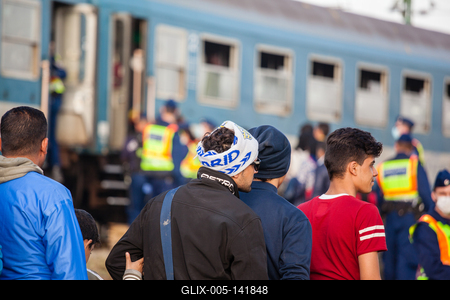 GYEKENYES- OCTOBER 5 : War refugees at the Gyekenyes Zakany Railway Station on 5 October 2015 in Gyekenyes, Hungary. Refugees are arriving constantly to Hungary on the way to Germany.-stock-foto