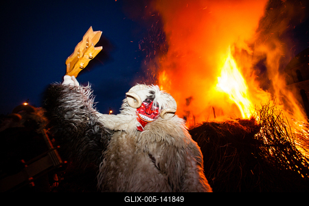 MOHACS, HUNGARY - FEBRUARY 17: Unidentified people in mask participants at the Mohacsi Busojaras, it is a carnival for spring greetings) February 17, 2015 in Mohacs, Hungary.-stock-foto
