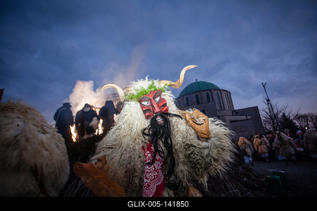 MOHACS, HUNGARY - FEBRUARY 17: Unidentified people in mask participants at the Mohacsi Busojaras, it is a carnival for spring greetings) February 17, 2015 in Mohacs, Hungary.-stock-foto