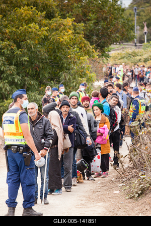 GYEKENYES- OCTOBER 6 : War refugees at the Gyekenyes Zakany Railway Station on 6 October 2015 in Gyekenyes, Hungary. Refugees are arriving constantly to Hungary on the way to Germany.-stock-foto