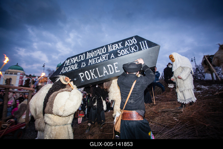 MOHACS, HUNGARY - FEBRUARY 17: Unidentified people in mask participants at the Mohacsi Busojaras, it is a carnival for spring greetings) February 17, 2015 in Mohacs, Hungary.-stock-foto