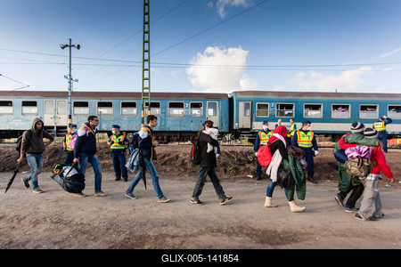 GYEKENYES- OCTOBER 5 : War refugees at the Gyekenyes Zakany Railway Station on 5 October 2015 in Gyekenyes, Hungary. Refugees are arriving constantly to Hungary on the way to Germany.-stock-foto