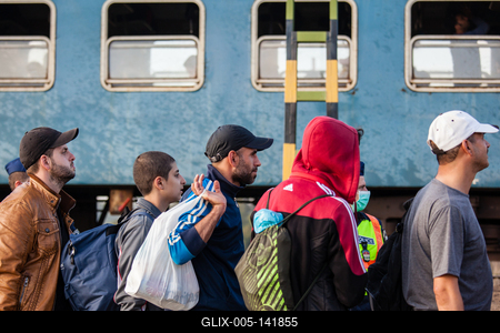 GYEKENYES- OCTOBER 5 : War refugees at the Gyekenyes Zakany Railway Station on 5 October 2015 in Gyekenyes, Hungary. Refugees are arriving constantly to Hungary on the way to Germany.-stock-foto