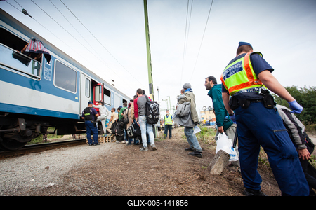 GYEKENYES- OCTOBER 6 : War refugees at the Gyekenyes Zakany Railway Station on 6 October 2015 in Gyekenyes, Hungary. Refugees are arriving constantly to Hungary on the way to Germany.-stock-foto