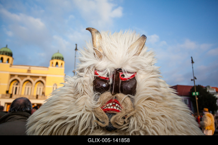 MOHACS, HUNGARY - FEBRUARY 17: Unidentified people in mask participants at the Mohacsi Busojaras, it is a carnival for spring greetings) February 17, 2015 in Mohacs, Hungary.-stock-foto