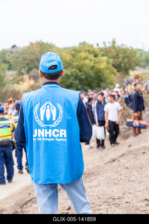 GYEKENYES- OCTOBER 6 : War refugees at the Gyekenyes Zakany Railway Station on 6 October 2015 in Gyekenyes, Hungary. Refugees are arriving constantly to Hungary on the way to Germany.-stock-foto