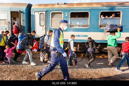 GYEKENYES- OCTOBER 5 : War refugees at the Gyekenyes Zakany Railway Station on 5 October 2015 in Gyekenyes, Hungary. Refugees are arriving constantly to Hungary on the way to Germany.-stock-foto
