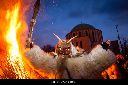 MOHACS, HUNGARY - FEBRUARY 17: Unidentified people in mask participants at the Mohacsi Busojaras, it is a carnival for spring greetings) February 17, 2015 in Mohacs, Hungary.-stock-foto