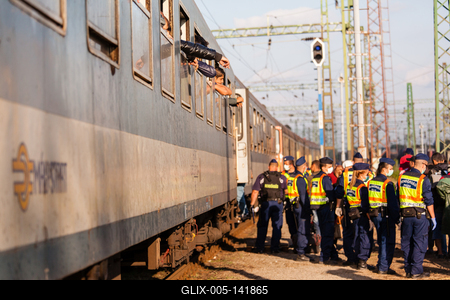 GYEKENYES- OCTOBER 5 : War refugees at the Gyekenyes Zakany Railway Station on 5 October 2015 in Gyekenyes, Hungary. Refugees are arriving constantly to Hungary on the way to Germany.-stock-foto