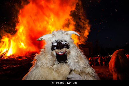 MOHACS, HUNGARY - FEBRUARY 17: Unidentified people in mask participants at the Mohacsi Busojaras, it is a carnival for spring greetings) February 17, 2015 in Mohacs, Hungary.-stock-foto