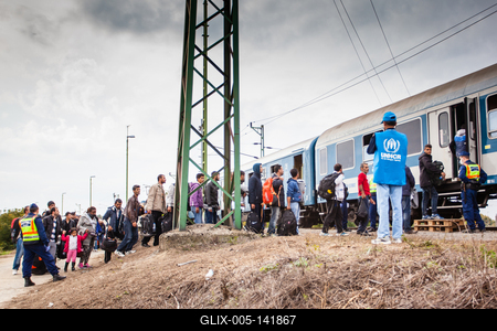 GYEKENYES- OCTOBER 6 : War refugees at the Gyekenyes Zakany Railway Station on 6 October 2015 in Gyekenyes, Hungary. Refugees are arriving constantly to Hungary on the way to Germany.-stock-foto
