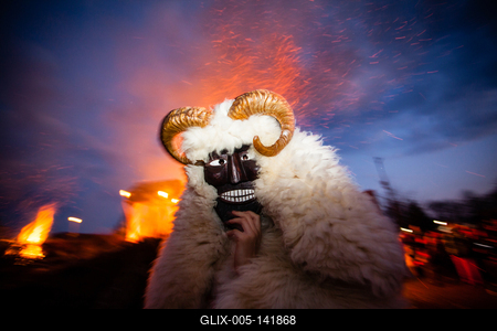 MOHACS, HUNGARY - FEBRUARY 17: Unidentified people in mask participants at the Mohacsi Busojaras, it is a carnival for spring greetings) February 17, 2015 in Mohacs, Hungary.-stock-foto