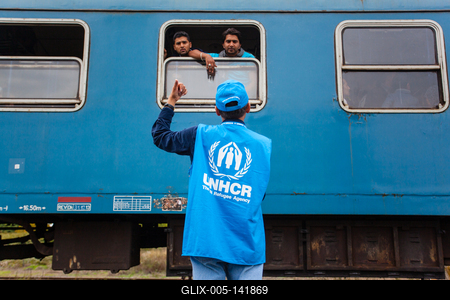 GYEKENYES- OCTOBER 6 : War refugees at the Gyekenyes Zakany Railway Station on 6 October 2015 in Gyekenyes, Hungary. Refugees are arriving constantly to Hungary on the way to Germany.-stock-foto