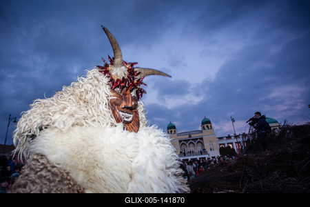 MOHACS, HUNGARY - FEBRUARY 17: Unidentified people in mask participants at the Mohacsi Busojaras, it is a carnival for spring greetings) February 17, 2015 in Mohacs, Hungary.-stock-foto
