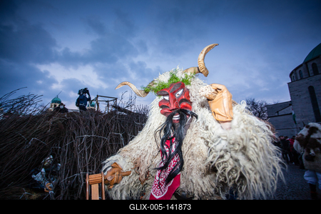 MOHACS, HUNGARY - FEBRUARY 17: Unidentified people in mask participants at the Mohacsi Busojaras, it is a carnival for spring greetings) February 17, 2015 in Mohacs, Hungary.-stock-foto