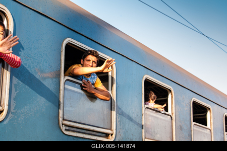 GYEKENYES- OCTOBER 5 : War refugees at the Gyekenyes Zakany Railway Station on 5 October 2015 in Gyekenyes, Hungary. Refugees are arriving constantly to Hungary on the way to Germany.-stock-foto