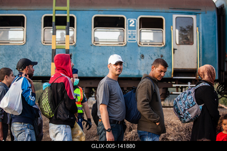 GYEKENYES- OCTOBER 5 : War refugees at the Gyekenyes Zakany Railway Station on 5 October 2015 in Gyekenyes, Hungary. Refugees are arriving constantly to Hungary on the way to Germany.-stock-foto
