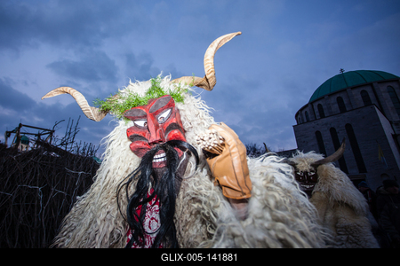 MOHACS, HUNGARY - FEBRUARY 17: Unidentified people in mask participants at the Mohacsi Busojaras, it is a carnival for spring greetings) February 17, 2015 in Mohacs, Hungary.-stock-foto