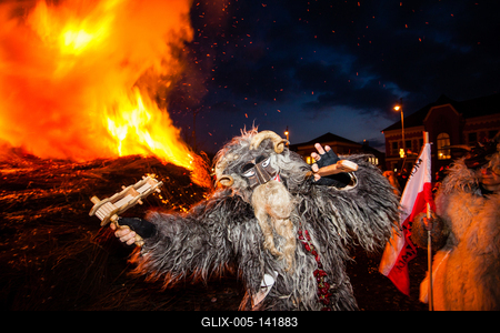 MOHACS, HUNGARY - FEBRUARY 17: Unidentified people in mask participants at the Mohacsi Busojaras, it is a carnival for spring greetings) February 17, 2015 in Mohacs, Hungary.-stock-foto