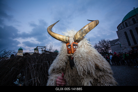MOHACS, HUNGARY - FEBRUARY 17: Unidentified people in mask participants at the Mohacsi Busojaras, it is a carnival for spring greetings) February 17, 2015 in Mohacs, Hungary.-stock-foto