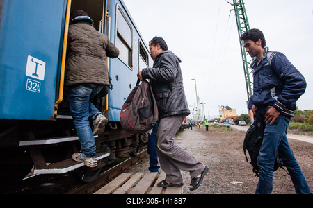 GYEKENYES- OCTOBER 6 : War refugees at the Gyekenyes Zakany Railway Station on 6 October 2015 in Gyekenyes, Hungary. Refugees are arriving constantly to Hungary on the way to Germany.-stock-foto
