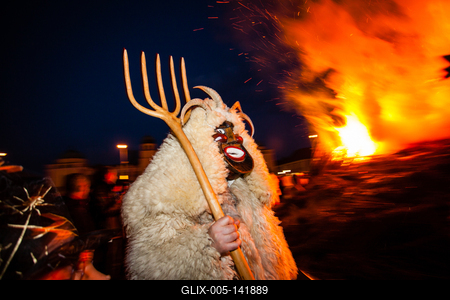 MOHACS, HUNGARY - FEBRUARY 17: Unidentified people in mask participants at the Mohacsi Busojaras, it is a carnival for spring greetings) February 17, 2015 in Mohacs, Hungary.-stock-foto