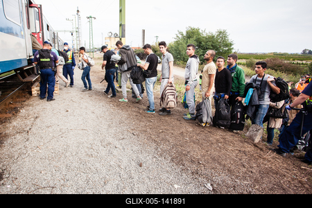 GYEKENYES- OCTOBER 6 : War refugees at the Gyekenyes Zakany Railway Station on 6 October 2015 in Gyekenyes, Hungary. Refugees are arriving constantly to Hungary on the way to Germany.-stock-foto