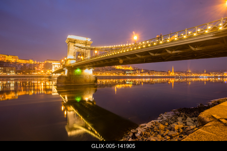 Ice flowing on river Danube in Budapest, Hungary at night-stock-foto