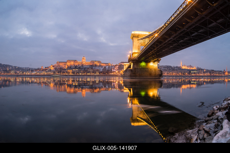 Ice flowing on river Danube in Budapest, Hungary at night-stock-foto