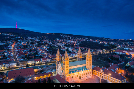 Pécs, a Székesegyház madártávlatból-stock-foto