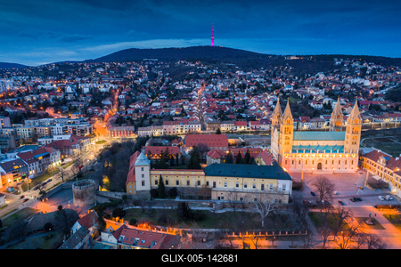 Pécs, a Székesegyház madártávlatból-stock-foto