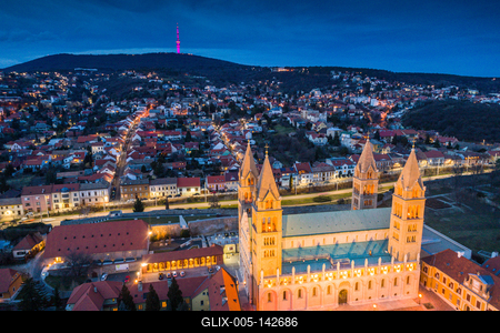 Pécs, a Székesegyház madártávlatból-stock-foto