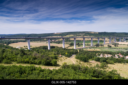 A Kőröshegyi völgyhíd madártávlatból-stock-foto