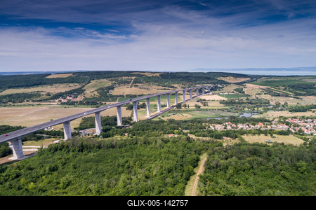 A Kőröshegyi völgyhíd madártávlatból-stock-foto