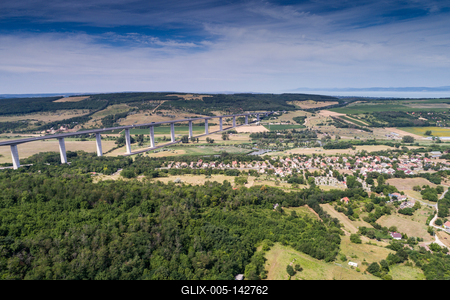 A Kőröshegyi völgyhíd madártávlatból-stock-foto